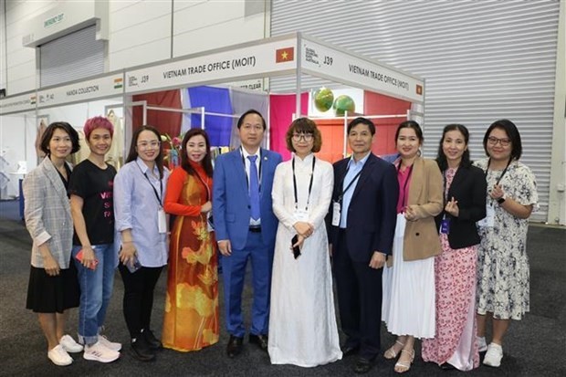 Representantes de la Oficina Comercial de Vietnam en Australia y varias grandes empresas asisten a la exposición. (Fotografía: VNA)