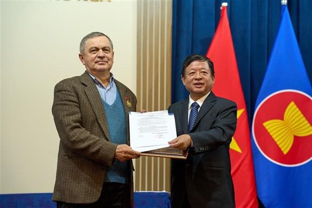 El presidente de la Unión de Asociaciones de Artes y Literatura de Vietnam, Do Hong Quan, entrega la insignia al investigador ruso Anatoly Sokolov. (Fotografía: VNA)