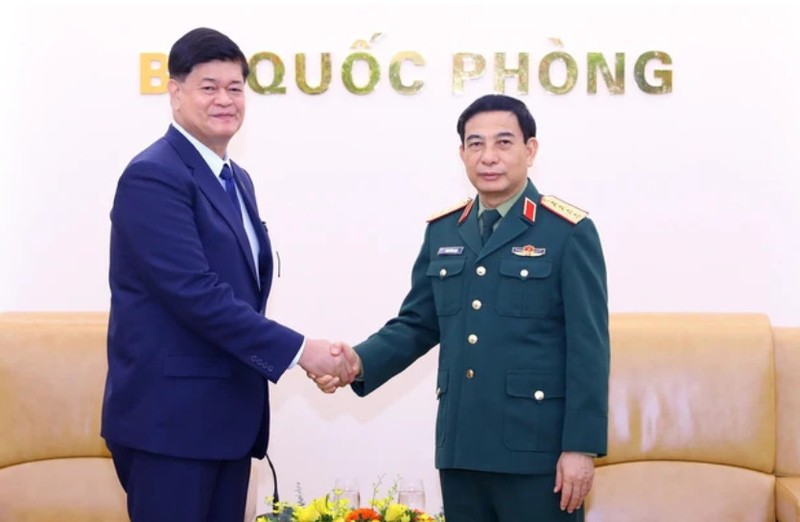 El ministro de Defensa de Vietnam, general Phan Van Giang, recibe al subsecretario de Defensa Nacional de Filipinas, Irineo Cruz Espino. (Fotografía: VNA)