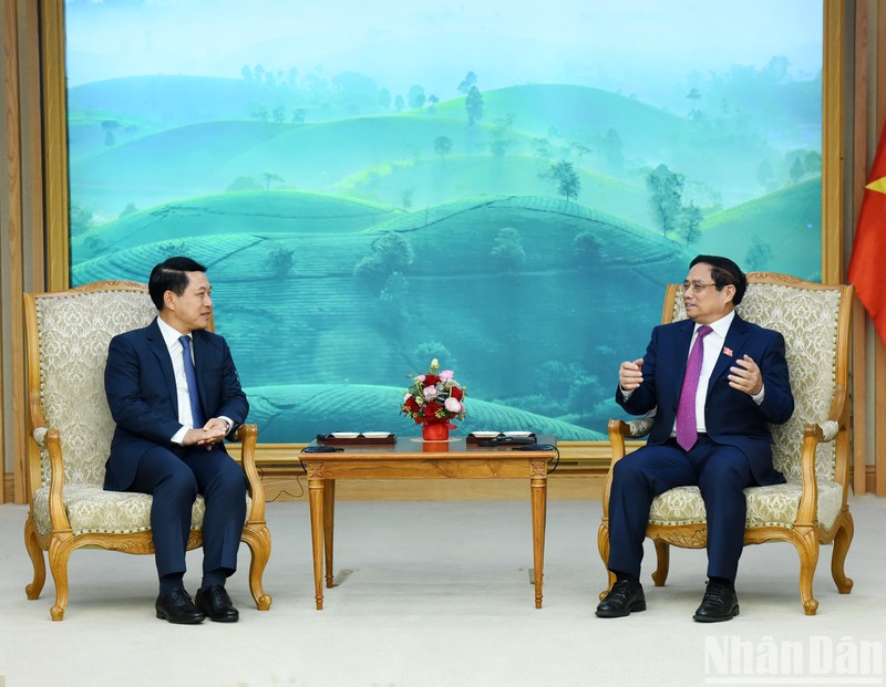 El primer ministro de Vietnam, Pham Minh Chinh, recibe al viceprimer ministro y canciller de Laos, Saleumxay Kommasith. 