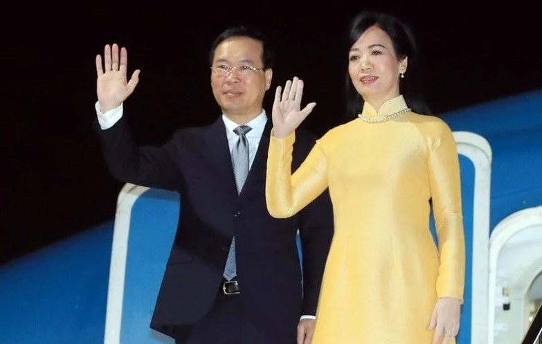 El presidente de Vietnam y su esposa llegan al aeropuerto de Haneda, en Tokio. (Fotografía: VNA)
