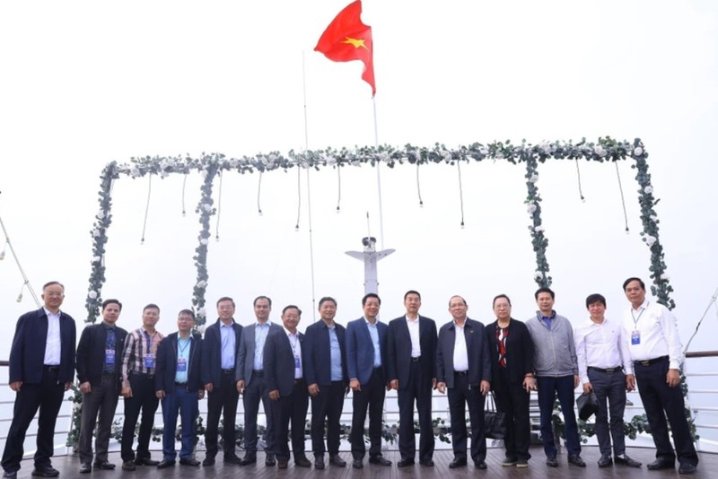 La delegación de la Conferencia Consultiva Política del Pueblo Chino (CCPPCh) en la Bahía de Ha Long. (Foto: VNA)