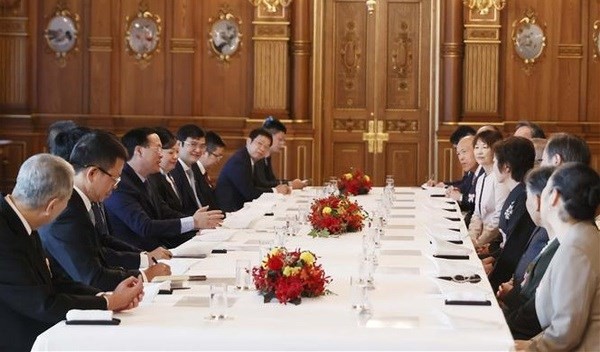 El presidente de Vietnam, Vo Van Thuong, y su cónyuge en un encuentro amistoso con familias participantes en el programa de intercambio juvenil Vietnam-Japón. (Foto: VNA)