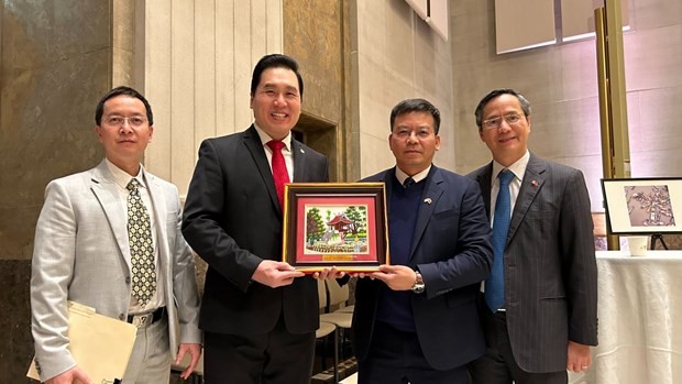 El diputado Shaun Chen (segundo a la izquierda) y el secretario general de la Asociación de Amistad Vietnam-Canadá, Nguyen Nang Khieu (segundo a la derecha) y el embajador Pham Vinh Quang (extremo derecho). (Foto: VNA)
