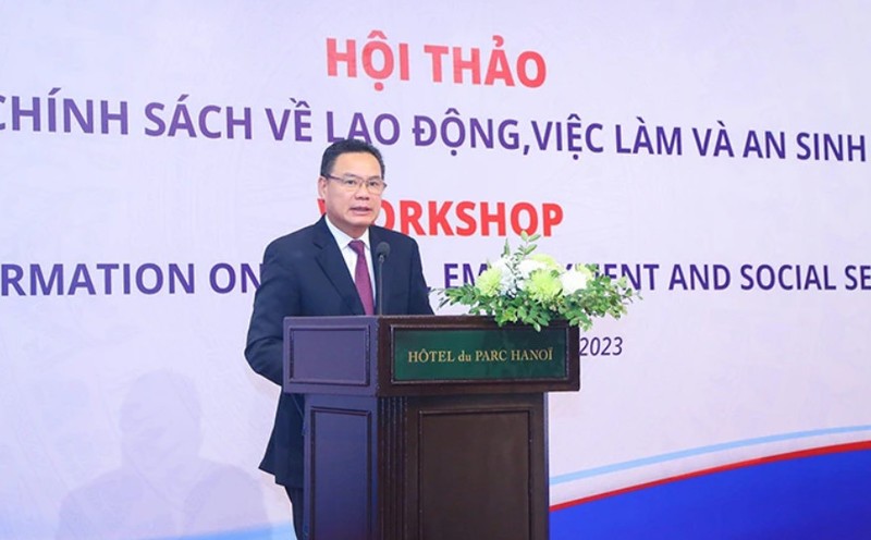 El viceministro de Trabajo, Inválidos de Guerra y Asuntos Sociales Le Van Thanh habla en el evento.