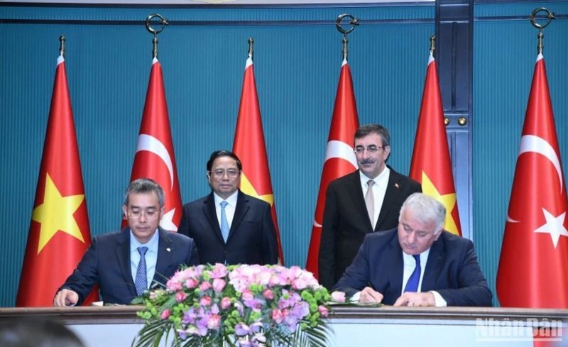 El primer ministro Pham Minh Chinh y el vicepresidente turco Cevdet Yilmaz presencian la firma del acuerdo entre Vietnam Airlines y Turkish Airlines.