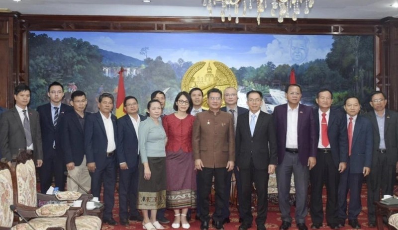 En el encuentro entre la delegación vietnamita y la provincia de Attapeu (Foto: VNA)