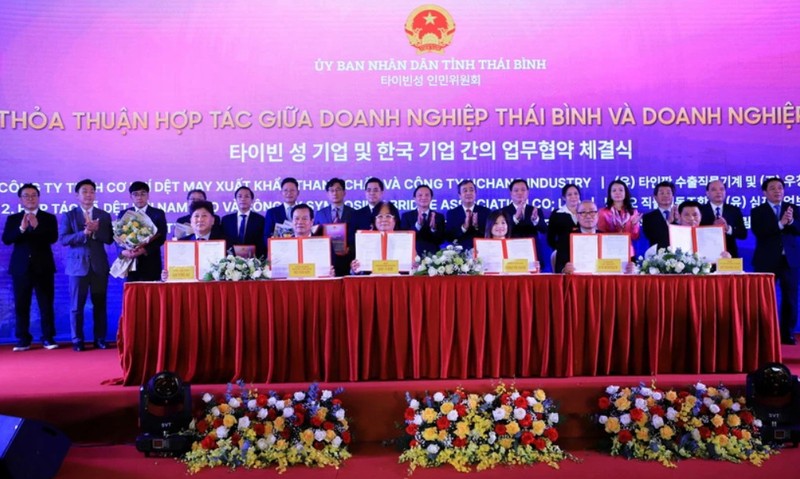 La firma de un memorando de cooperación entre universidades de Thai Binh y similares sudcoreanas (Foto: VNA)