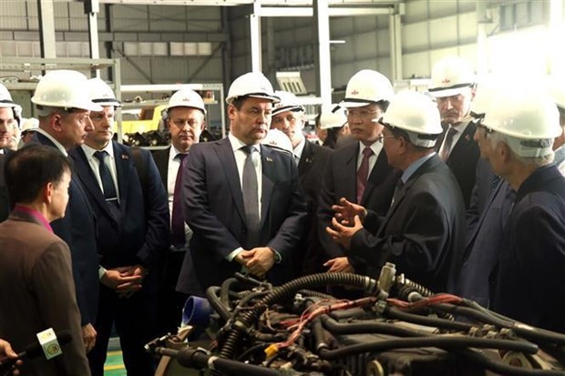El primer ministro de Bielorrusia, Roman Golovchenko, visita la empresa Maz Asia en el distrito de Kim Dong, provincia de Hung Yen. (Foto: VNA)