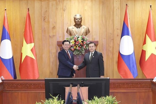 El presidente de la Asamblea Nacional de Vietnam, Vuong Dinh Hue, y su par laosiano, Saysomphone Phomvihane. (Foto: VNA)