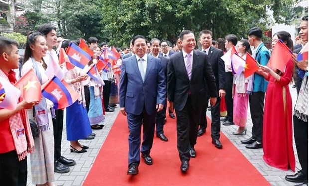 El primer ministro de Camboya, Samdech Moha Bovor Thipadei Hun Manet, y el premier anfitrión, Pham Minh Chinh, sostienen un intercambio con maestros y estudiantes de la Universidad de Comercio Exterior de Vietnam.(Foto: VNA)