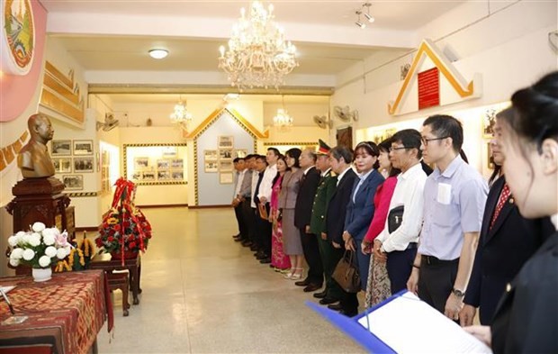 La delegación rinde homenaje al difunto presidente Souphanouvong en su Casa Memorial. (Foto: VNA)