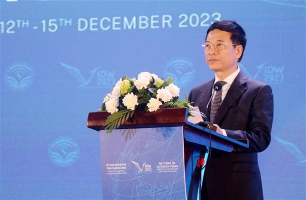El ministro de Información y Comunicación de Vietnam, Nguyen Manh Hung, habla en el evento. (Foto: VNA)