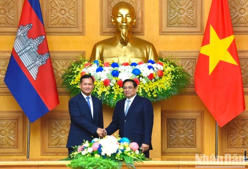 El primer ministro vietnamita, Pham Minh Chinh, y su homólogo camboyano, Samdech Moha Bovor Thipadei Hun Manet. 