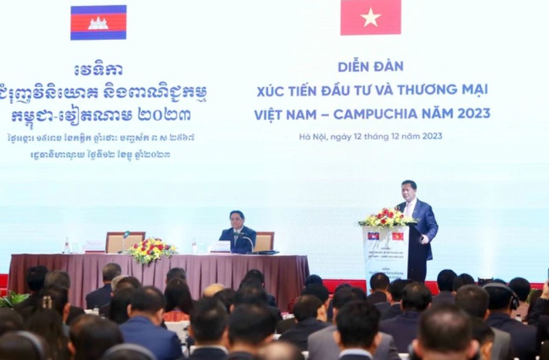 Premieres de Vietnam y Camboya participan en Foro de Promoción de Inversión y Comercio (Foto: VNA)