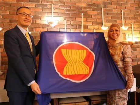 El embajador vietnamita Vu Quang Minh y la embajadora de Brunéi Pengiran Krtini Pengiran Tahir (Foto: VNA)