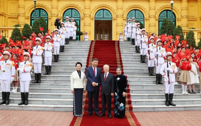 El secretario general del PCV, Nguyen Phu Trong, y su esposa (segunda y primera persona desde la derecha) presidien la ceremonia de bienvenida del secretario general del PCCh y presidente de China, Xi Jinping, y su esposa. (Foto: VNA)