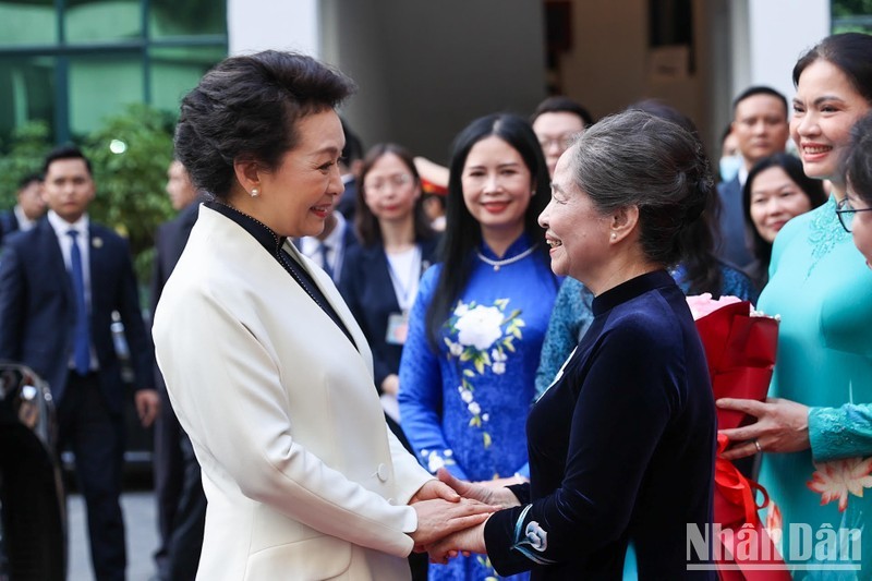 Ngo Thi Man, esposa del secretario general del Comité Central del PCV, Nguyen Phu Trong, y Peng Liyuan, esposa del secretario general del Comité Central del PCCh y presidente chino, Xi Jinping.