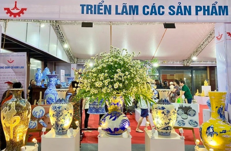 Exhiben productos ceramicos de Bat Trang en el evento.