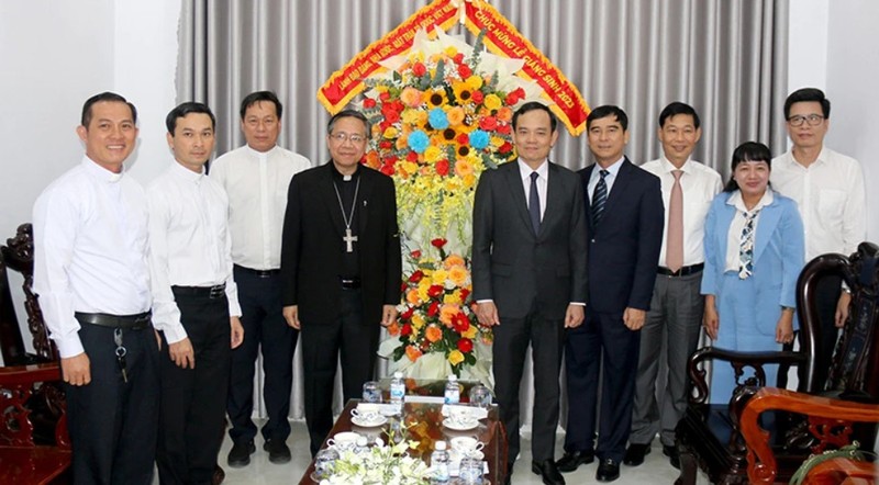 El viceprimer ministro vietnamita Tran Luu Quang visita y felicita con motivo de la Navidad a la Catedral de Diócesis de Phan Thiet. 