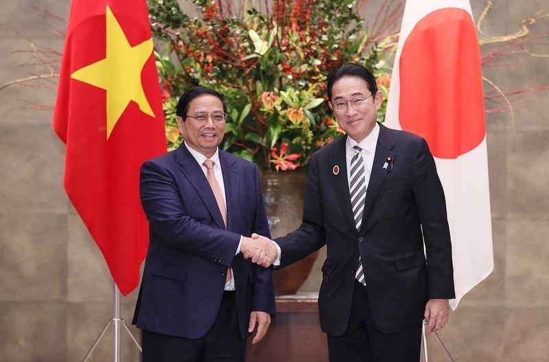El primer ministro de Vietnam, Pham Minh Chinh, y su homólogo japonés, Kishida Fumio. (Foto: VNA)