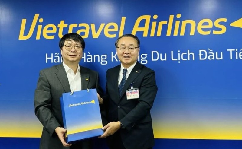 El director general de Vietravel Airlines, Nguyen Minh Hai, y el representante de la delegación de Japón (Foto: VNA)