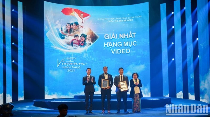 La ex vicepresidenta Truong My Hoa y el ministro de Información y Comunicación, Nguyen Manh Hung, otorgan el primer premio a los autores ganadores.