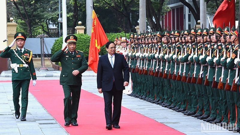 El primer ministro Pham Minh Chinh revisa la guardia de honor del Ejército Popular de Vietnam.