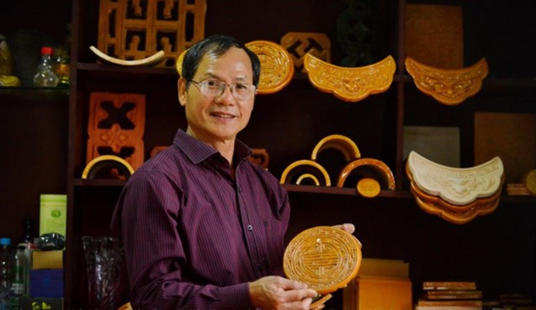 Dang Uyen ha investigado y producido baldosas de cerámica vidriada utilizando técnicas reales de la corte real de Hue. (Foto: VNA)