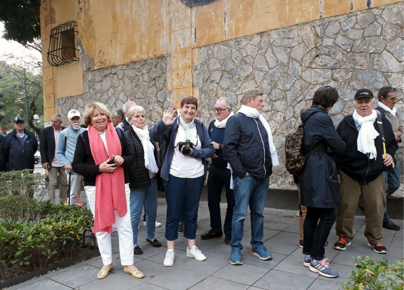 Turistas franceses visitan la Reliquia Prisión de Hoa Lo, en Hanói. (Foto: kinhtedothi.vn)