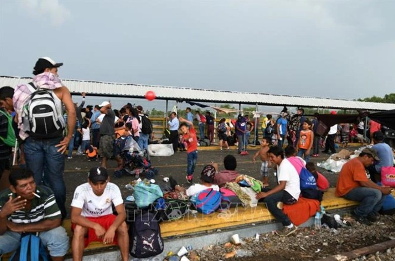 Migrantes hondureños en Ciudad Tecún Umán, en la frontera entre Guatemala y México, en tránsito hacia Estados Unidos. (Foto: AFP/VNA)