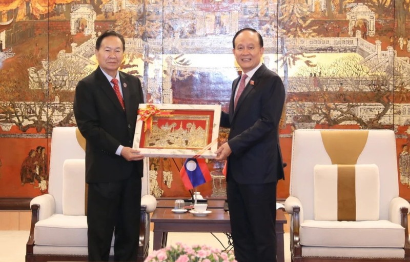 El presidente del Consejo Popular de Hanói y subjefe de la delegación municipal de diputados, Nguyen Ngoc Tuan,y el vicepresidente de la Asamblea Nacional de Laos Chaleun Yiapaoher. (Foto: VNA)