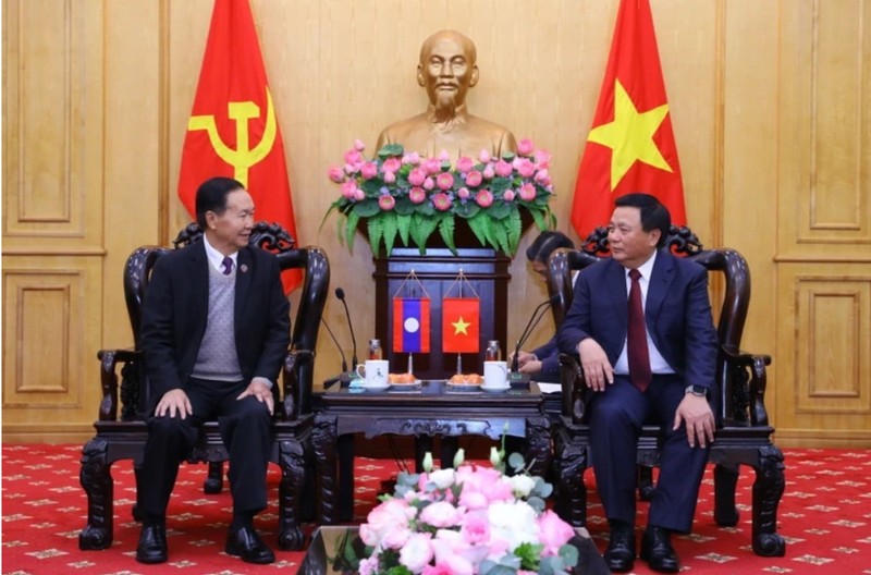 El miembro del Buró Político del Partido Comunista de Vietnam, presidente de la Academia Nacional de Política Ho Chi Minh y presidente del Consejo Teórico Central, Nguyen Xuan Thang, y el vicepresidente de la Asamblea Nacional de Laos, Chaleun Yiapaoher (Foto:VNA)