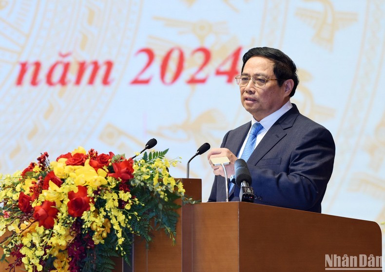 El primer ministro Pham Minh Chinh habla en la conferencia. 