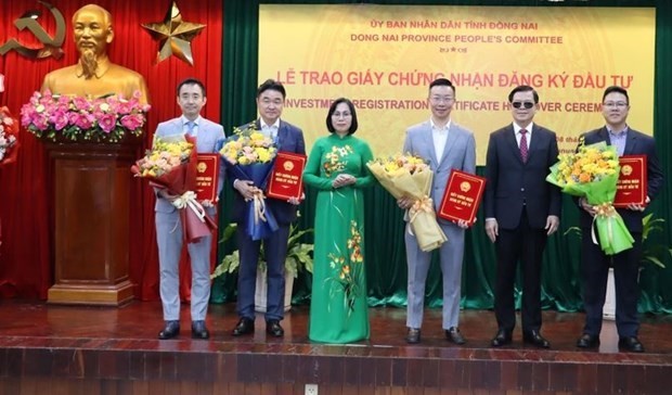 Las autoridades de Dong Nai entregan certificados de inversión a representantes de proyectos con inversión extranjera en una ceremonia celebrada el 8 de enero. (Foto: VNA)