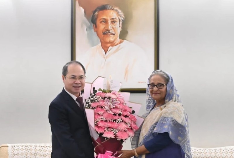 El embajaldor vietnamita Nguyen Manh Cuong felicita a la primera ministra de Bangladés, Sheikh Hasina. (Foto: VNA)