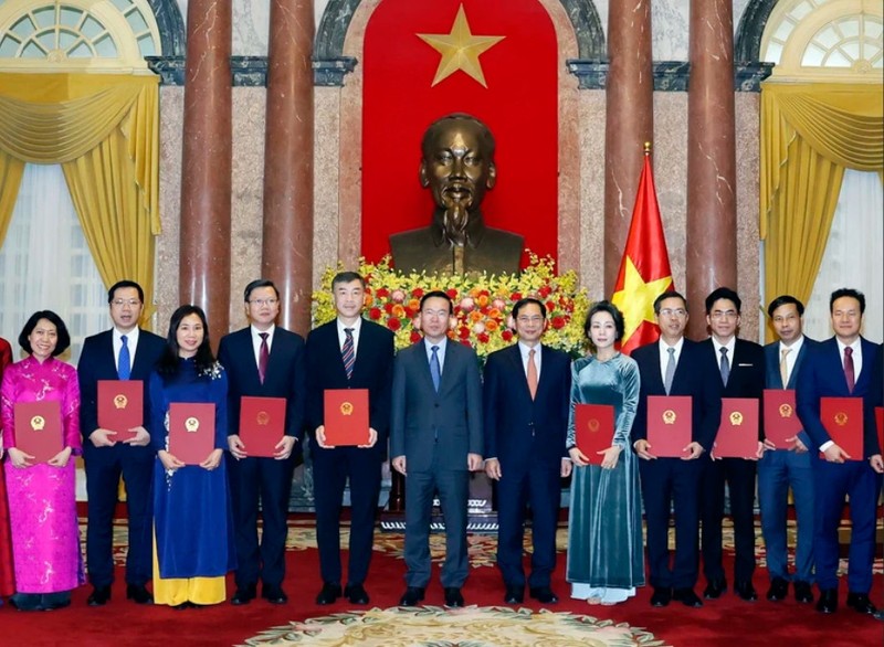 El presidente de Vietnam, Vo Van Thuong, entrega las decisiones a los diplomáticos. (Foto: VNA)