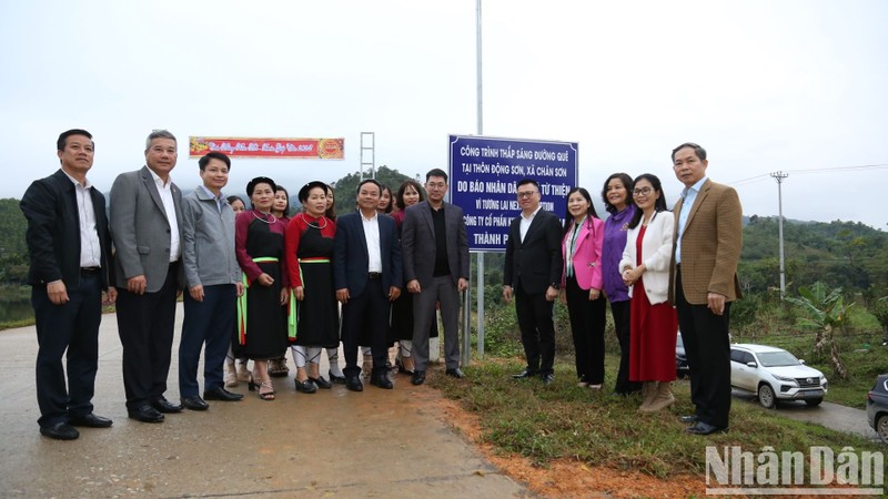 Diario Nhan Dan apoya construcción de casas de caridad y entrega regalos del Tet en Tuyen Quang