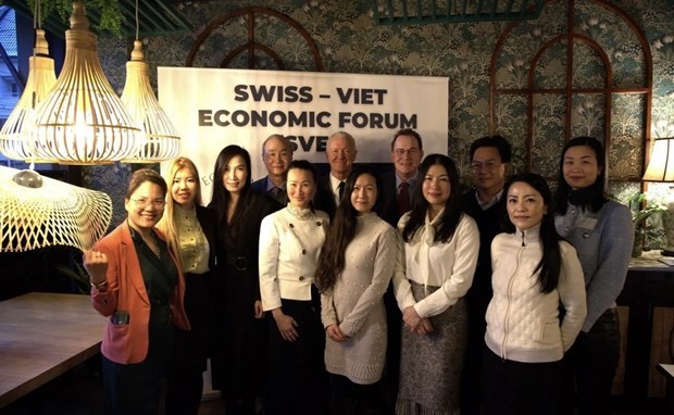 El embajador Phung The Long con el Comité Ejecutivo del Foro Económico Vietnam-Suiza (Foto: VNA)