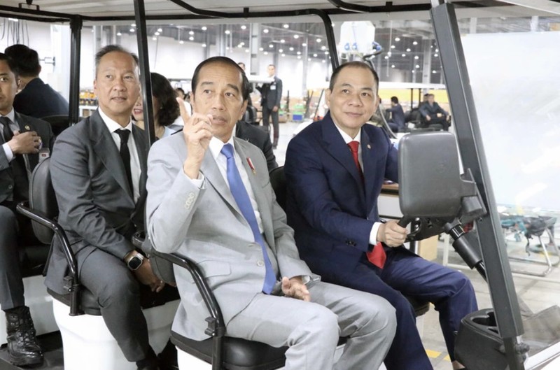 El presidente indonesio, Joko Widodo, visita la fábrica de automóviles y motos eléctricos de la empresa VinFast. (Foto: VNA)