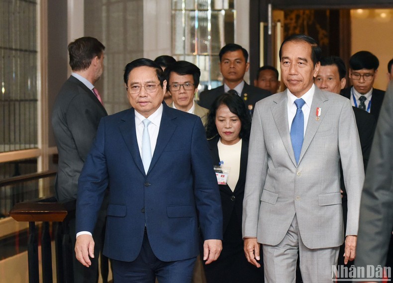 El primer ministro de Vietnam, Pham Minh Chinh, y el presidente de Indonesia, Joko Widodo, llegan al evento.