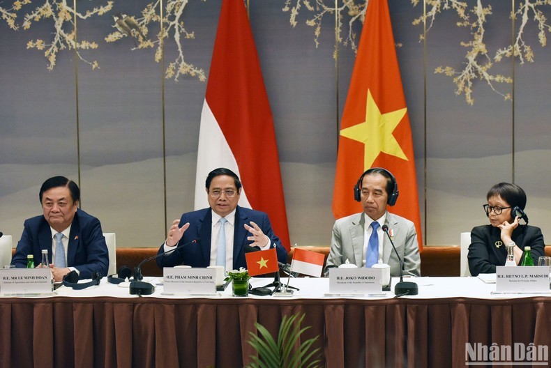 El primer ministro de Vietnam, Pham Minh Chinh, y el presidente de Indonesia, Joko Widodo, copresiden el diálogo empresarial de alto nivel entre ambas naciones. 