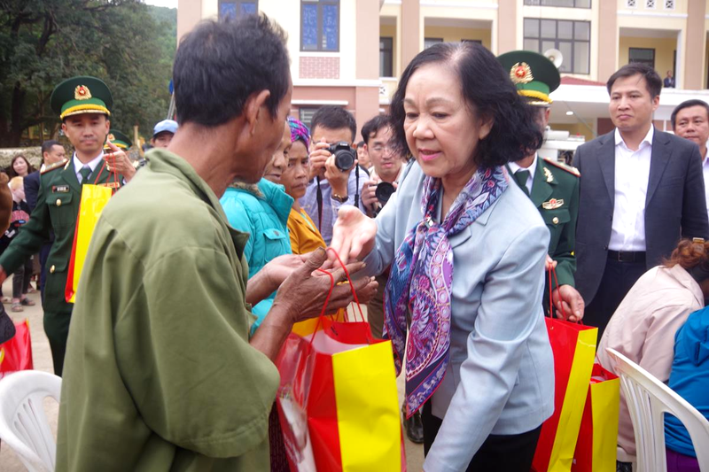 Truong Thi Mai, miembro del Buró Político, permanente del Secretariado del Comité Central del Partido Comunista de Vietnam (PCV) y jefa de su Comisión de Organización, entrega obsequios del Tet a los habitantes de la comuna de Dan Hoa, distrito de Minh Hoa, provincia central de Quang Binh.