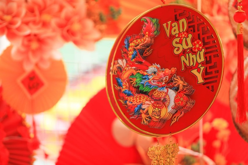 Complementos decorativos para el Tet 2024 con el deseo de “Todo va bien” en la calle Hang Ma. 