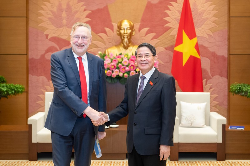 El vicepresidente de la Asamblea Nacional de Vietnam Nguyen Duc Hai recibe a Bernd Lange, presidente de la Comisión de Comercio Internacional del Parlamento Europeo. (Foto: daibieunhandan.vn)