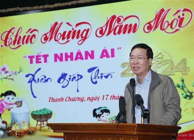 El presidente de Vietnam, Vo Van Thuong, en una reunión con pobladores del distrito de Thanh Chuong, en la provincia de Nghe An, con motivo del Tet (Foto: VNA)