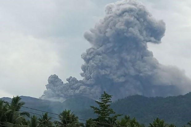 El volcán Dukono entra en erupción, arrojando cenizas hasta 1,7 kilómetros. (Foto: VNA)