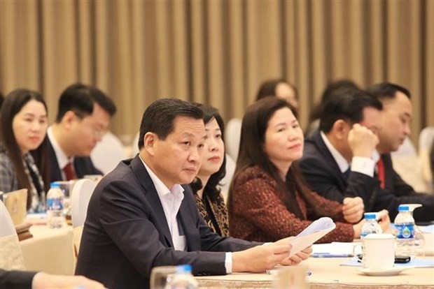 El viceprimer ministro Le Minh Khai participa en la conferencia. (Foto: VNA)