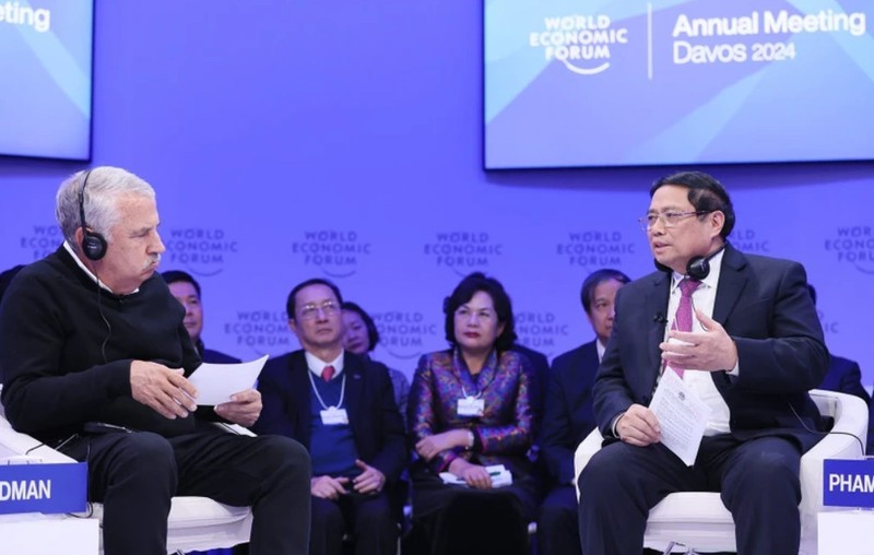 El primer ministro Pham Minh Chinh asiste al Diálogo político “Vietnam: Orientando una visión global”. (Foto: VNA)