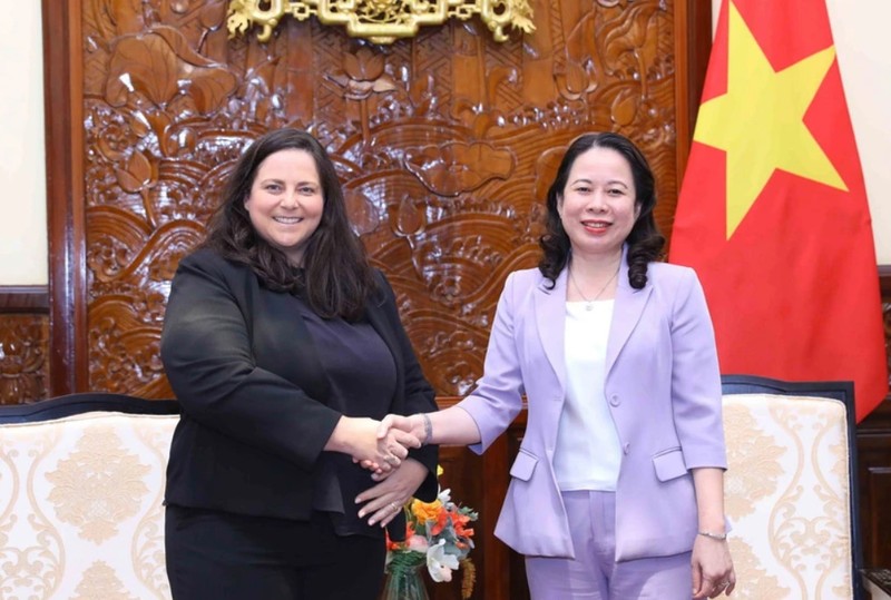 La vicepresidenta de Vietnam, Vo Thi Anh Xuan, recibe a Kay Hart, presidenta del Grupo de Mercados Internacionales de la empresa estadounidense Ford Motor.